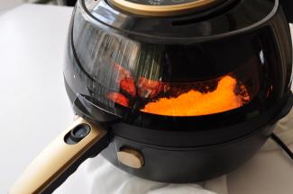 烤制35分钟左右，其实三十分钟就已经熟透了，你可以用竹签扎一下检查，能轻松穿透基本就熟了，我为了上外面的脆皮上色更漂亮，油脂更多渗出，就烤了三十五分钟，肉质同样细嫩。