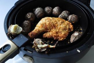 取出来，美美的享用吧！熊孩子的鸡腿，我的芋头，一锅出了！