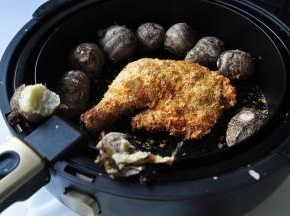 取出来，美美的享用吧！熊孩子的鸡腿，我的芋头，一锅出了！