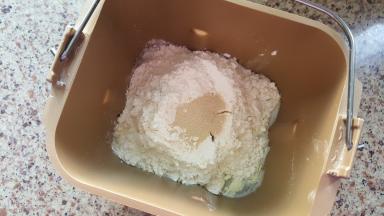 1.将面包用料除黄油外，所有材料放入面包机桶内。