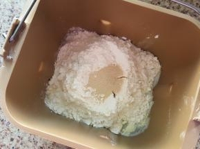 1.将面包用料除黄油外，所有材料放入面包机桶内。