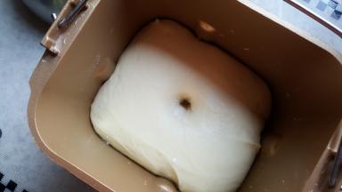 4.发酵至原体积的两倍大时，中间用手指蘸面戳洞，不回缩不塌陷，即为发酵好了。