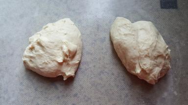 5.取出面团平均分成两份。