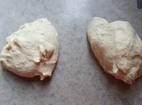 5.取出面团平均分成两份。