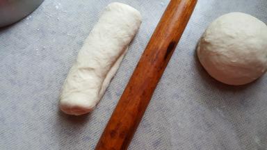 8.将面从上至下卷成卷。