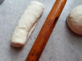 8.将面从上至下卷成卷。