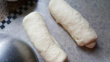 9.两个面团分别卷好后，室温松弛十分钟。