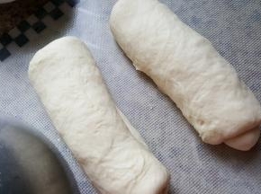 9.两个面团分别卷好后，室温松弛十分钟。