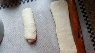 10.取一个面胚，用擀面杖擀开。