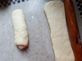 10.取一个面胚，用擀面杖擀开。