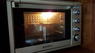 13.发酵结束后，放入预热好的烤箱中，上火165度，下火170度，中下层烤35分钟。