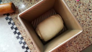 12.放入，吐司盒中进行二次发酵。（这里用的是学厨水立方吐司盒，不是常用的450克的吐司盒哦）