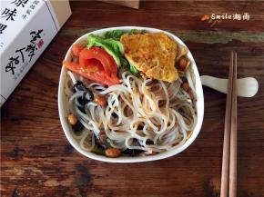 将煎蛋、番茄、白菜等搭配一起，一碗香浓美味的螺丝粉！