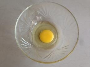 鸡蛋打入碗中
