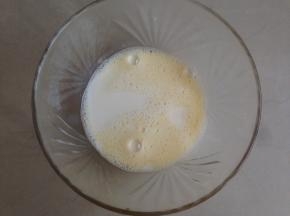 加入牛奶搅拌均匀