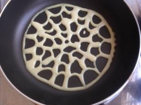 将面糊装进裱花袋中，剪个小小的口，然后在不粘锅里画图案