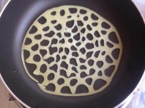 小火加热，凝固后翻面再煎一会儿