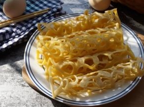 煎好卷起来就OK了