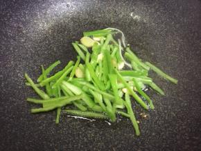 锅内倒少许油，下葱姜蒜翻炒，炒出香味后倒入尖椒丝