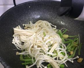 金针菇炒出水后，加少许鸡精、料酒调味