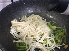 金针菇炒出水后，加少许鸡精、料酒调味