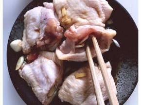 在鸡翅中间放一些蒜片去味。