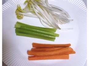 准备蔬菜，芹菜胡萝卜切条，豆芽去根。