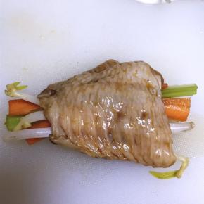 放入腌制好的鸡翅中。