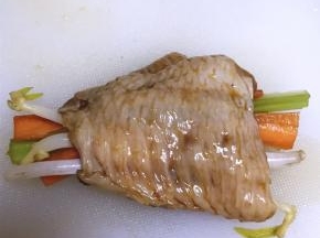 放入腌制好的鸡翅中。
