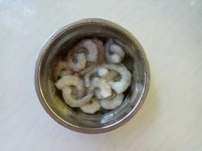 取出虾仁化冰，冰量极少，可快速解冻。