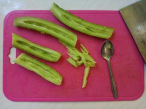 用小勺挖去内芯（芯儿直接吃掉。），切成三角块。