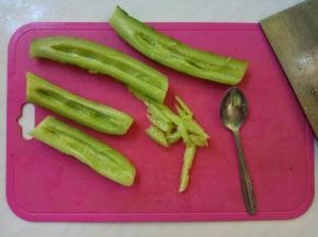 用小勺挖去内芯（芯儿直接吃掉。），切成三角块。