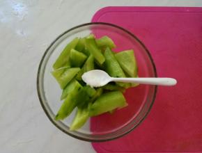 用盐腌制2分钟，以去除多余的水分，炒制时会更加入味。