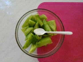 用盐腌制2分钟，以去除多余的水分，炒制时会更加入味。