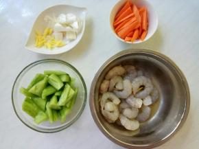 胡萝卜切成薄的菱形三角片。
葱姜切好。
虾仁倒掉多余的汁水。