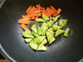 起锅少许油，依次放入胡萝卜片炒软，再放入瓜片，滑炒一下即可。