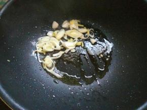 倒少油，放入葱姜爆香。