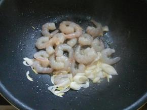 放入虾仁滑炒，加料酒。