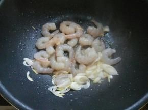 放入虾仁滑炒，加料酒。