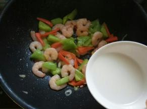 炒匀，加少许盐调味（虾仁、瓜片都已腌制过），水淀粉勾芡分次浇入。