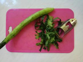 黄瓜洗净刮皮。
