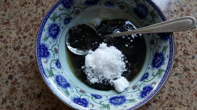 1.芝麻酱中放入白砂糖，搅拌均匀。