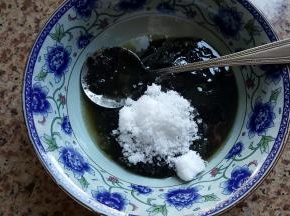 1.芝麻酱中放入白砂糖，搅拌均匀。