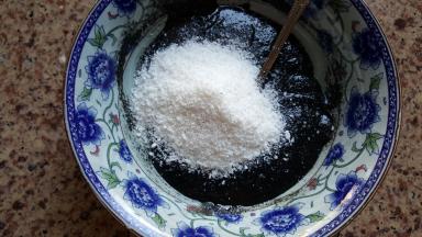 2.加入椰蓉，搅拌均匀。