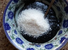 2.加入椰蓉，搅拌均匀。