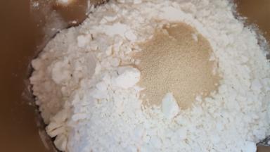 4.把面包除黄油外的全部用料，放入面包机桶内。