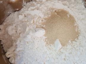 4.把面包除黄油外的全部用料，放入面包机桶内。