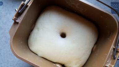 6.揉至完全扩展阶段后，进行基础发酵，发酵结束后，面团体积为原体积的两倍大，中间用手指蘸面粉戳一个洞，不塌陷不回缩即为发酵好了。