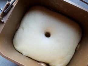 6.揉至完全扩展阶段后，进行基础发酵，发酵结束后，面团体积为原体积的两倍大，中间用手指蘸面粉戳一个洞，不塌陷不回缩即为发酵好了。