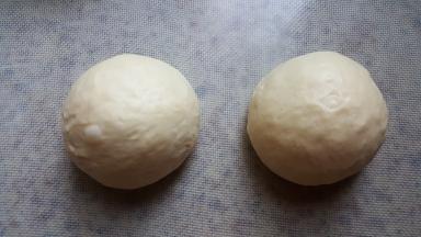 7.取出面团排气揉圆备用。(我做了二个)